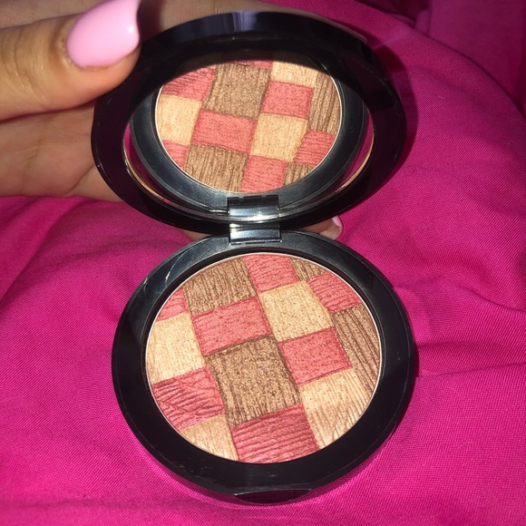 Edward Bess THREADS OF SILK MULTI-USE POWDER - Picture 2 of 3